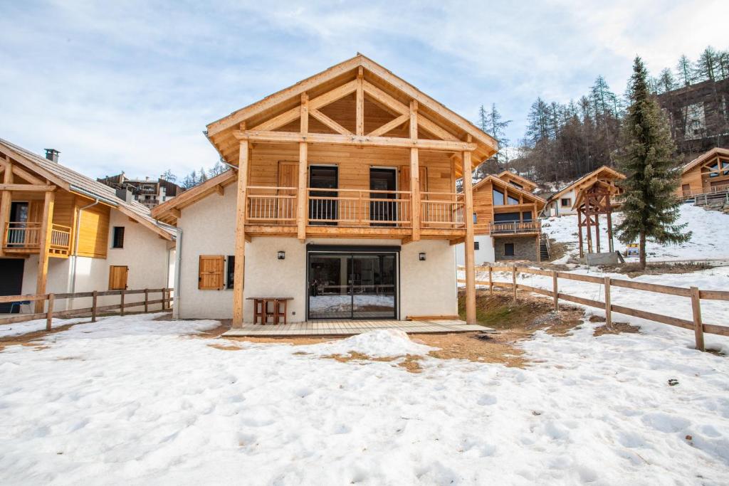 une maison en construction dans la neige dans l'établissement Chalet Le Loup Blanc, aux Orres