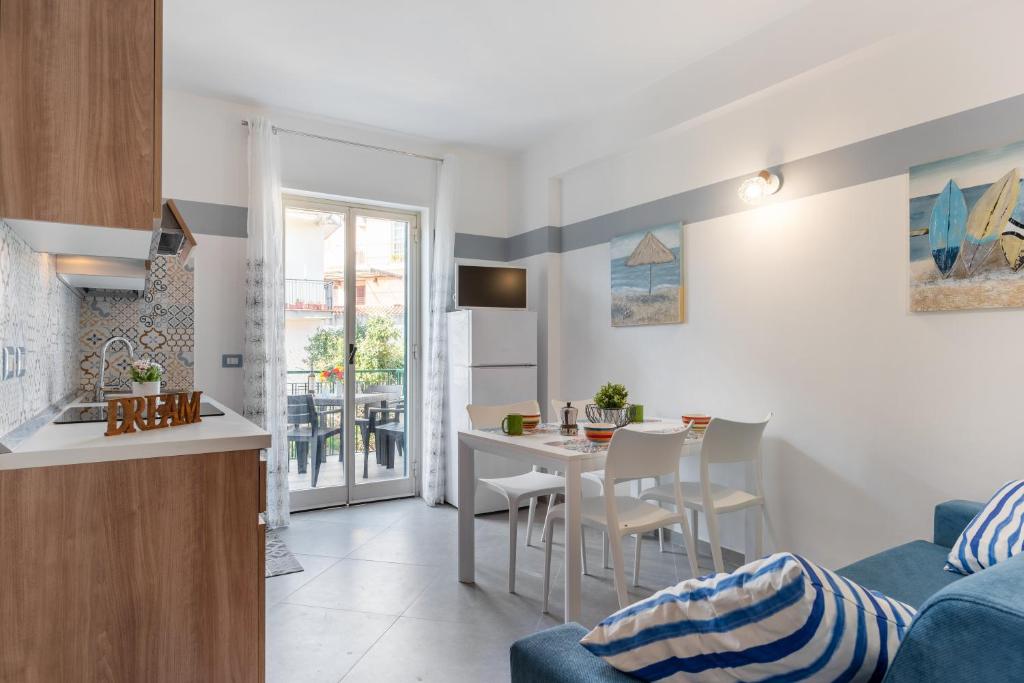 kuchnia i salon ze stołem i krzesłami w obiekcie La Casa Di Tobia Central Flat near the Sea w mieście Giardini Naxos