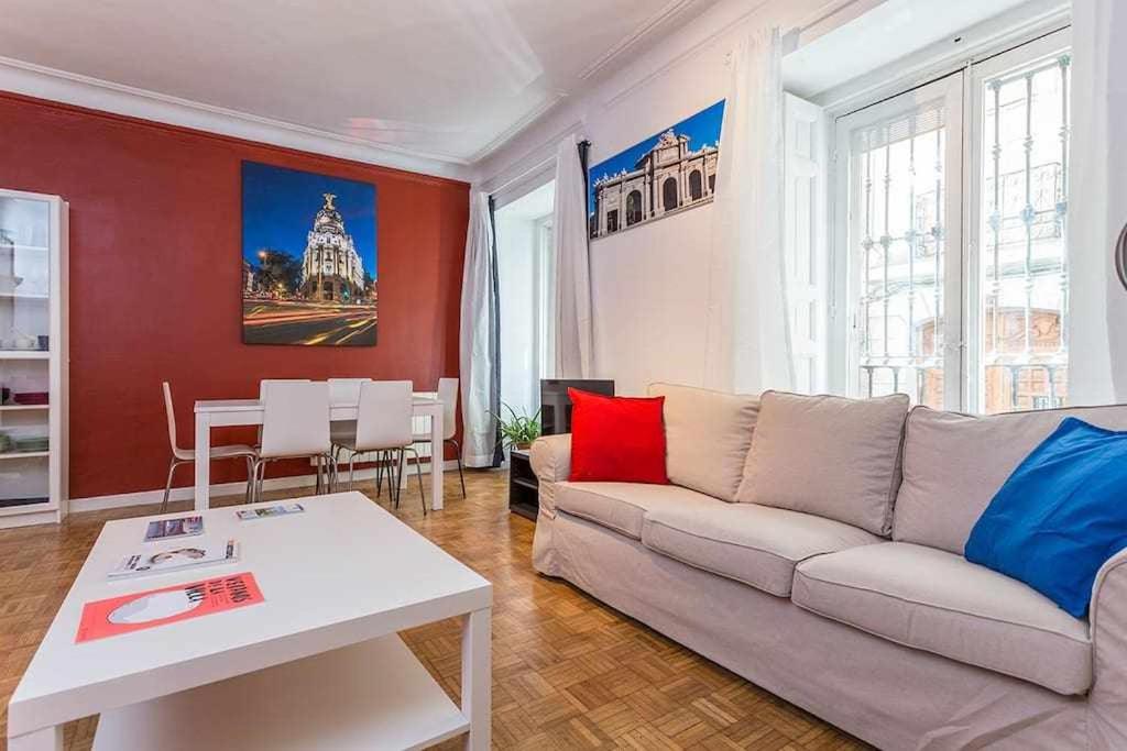 a living room with a couch and a table at Piso confortable y céntrico in Madrid