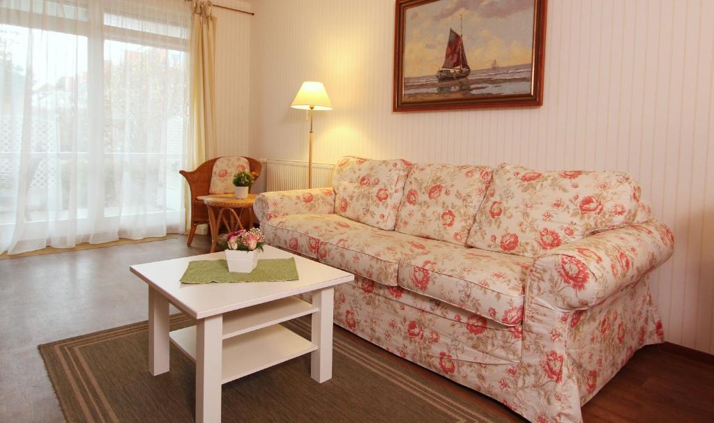 uma sala de estar com um sofá e uma mesa em Ferienwohnung Muschelsucher em Kühlungsborn