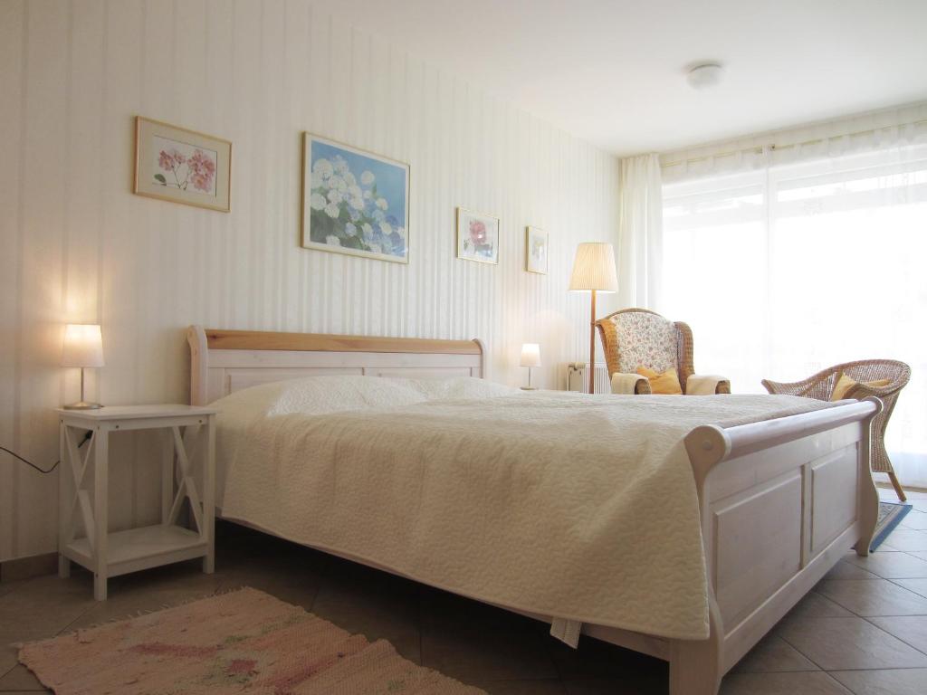 ein Schlafzimmer mit einem großen Bett und einem Fenster in der Unterkunft Ferienwohnung Rebecca in Kühlungsborn