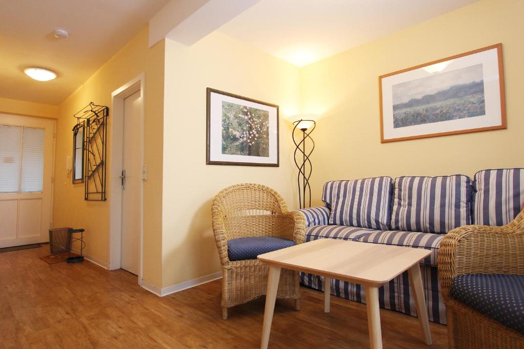 a living room with a couch and chairs and a table at Ferienwohnung Meeresblick in Kühlungsborn