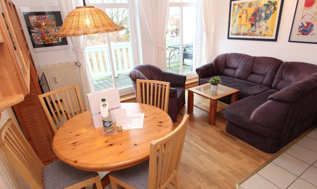 a living room with a wooden table and a couch at Ferienwohnung Parkblick Nr. 25 in Kühlungsborn