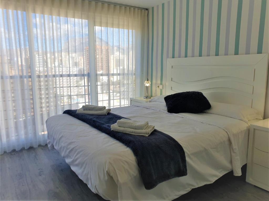 A bed or beds in a room at COBLANCA 3 by Apturist