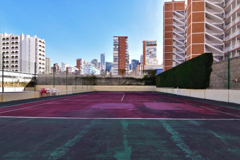 Tennis and/or squash facilities at COBLANCA 3 by Apturist or nearby