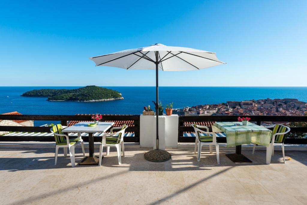 un patio avec un parasol, une table et des chaises dans l'établissement Guesthouse Home Sweet Home, à Dubrovnik