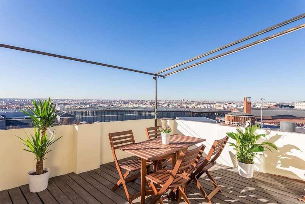 馬德里的住宿－Ático céntrico confortable y luminoso，阳台上的木桌和椅子