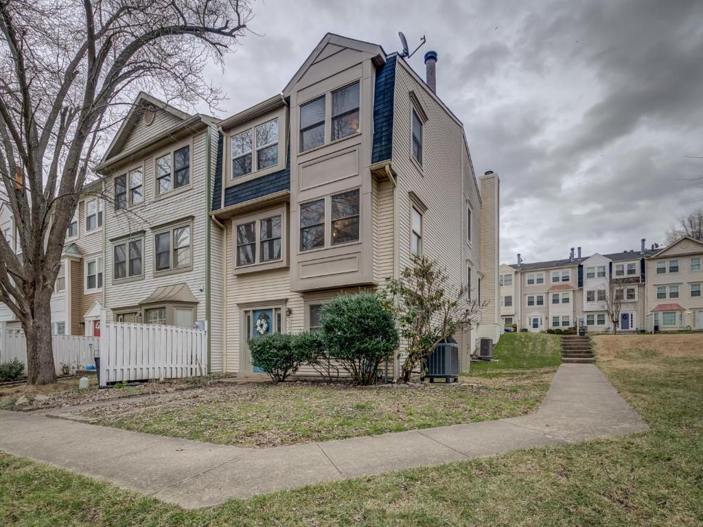 Cheerful 3 bedroom 2.5 bath. 1 KING bed 2 queens, Woodbridge (updated