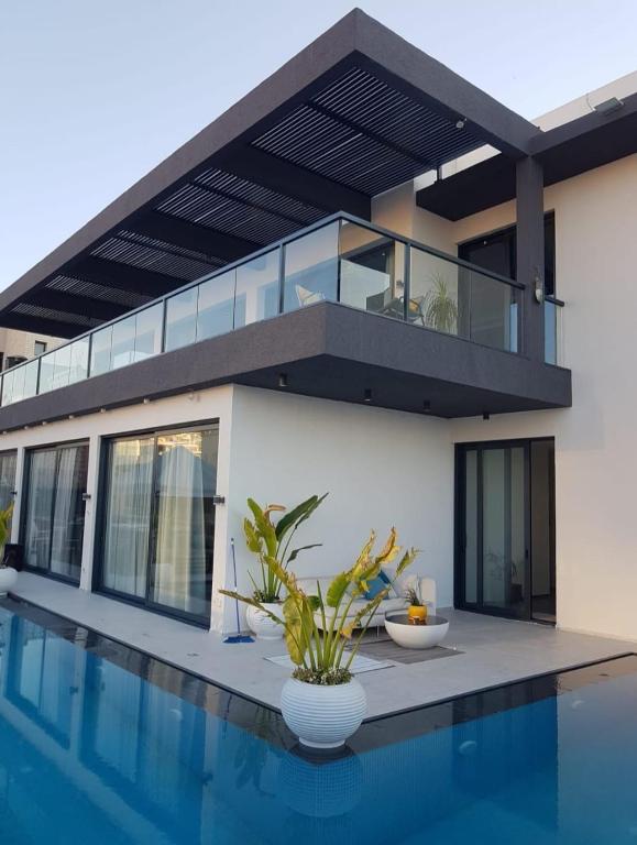 สระว่ายน้ำที่อยู่ใกล้ ๆ หรือใน Villa Peer ללא מסיבות או מוסיקה