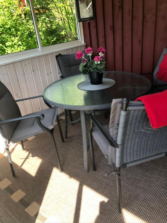 Posezení v ubytování Gävle hel Lägenhet Stuga i 2 plan 28 m2 Centrum 3 Furuvik 9