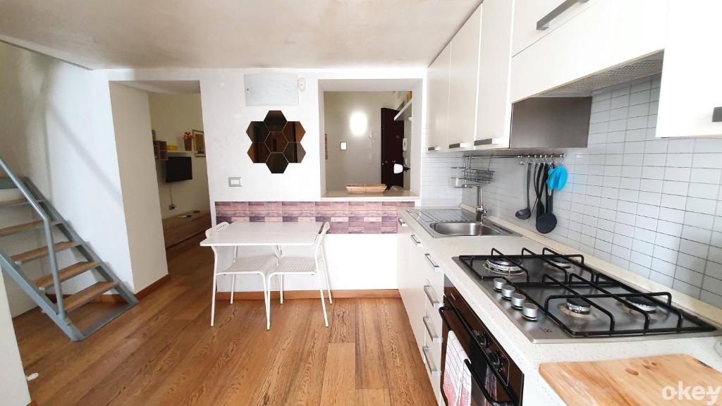A kitchen or kitchenette at Garden House - Casa Vacanze Bari