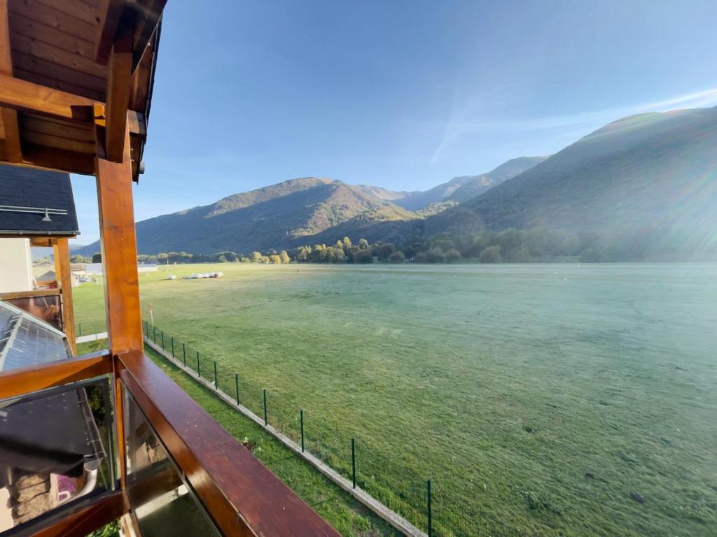 - une vue sur le lac depuis un bateau dans l'établissement Appartement duplex de standing au cœur des Pyrénées, à Luchon
