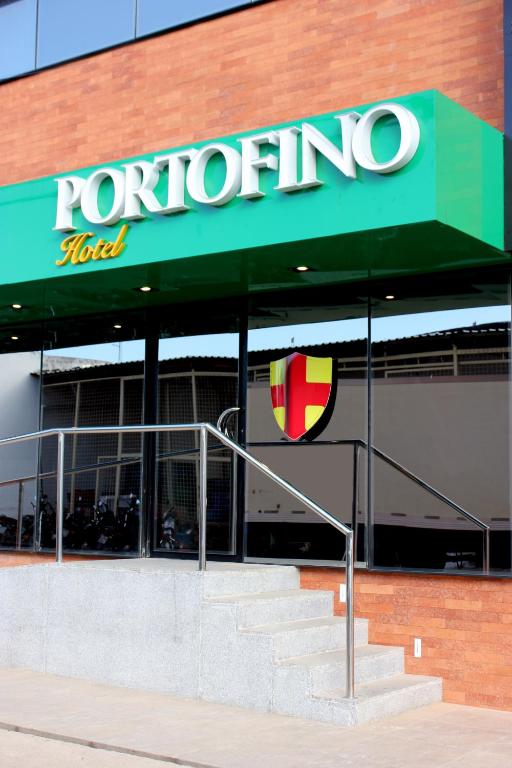 una tienda de rotopino con un cartel en un lado de un edificio en Portofino Hotel, en Teresina