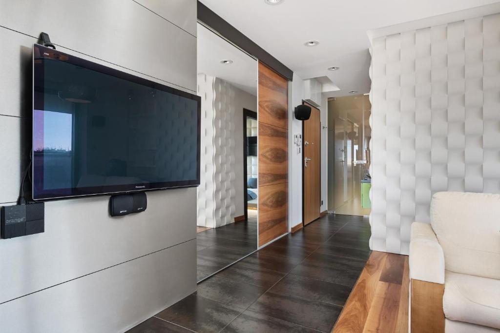Televízia a/alebo spoločenská miestnosť v ubytovaní Luxurious Apartments Walonska with underground GARAGE by Noclegi Renters