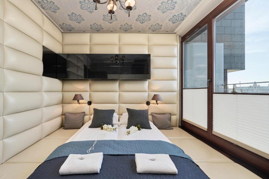 Posteľ alebo postele v izbe v ubytovaní Luxurious Apartments Walonska with underground GARAGE by Noclegi Renters