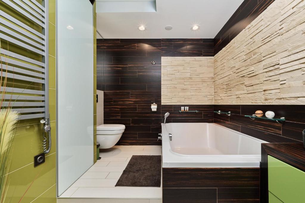 Kúpeľňa v ubytovaní Luxurious Apartments Walonska with underground GARAGE by Noclegi Renters