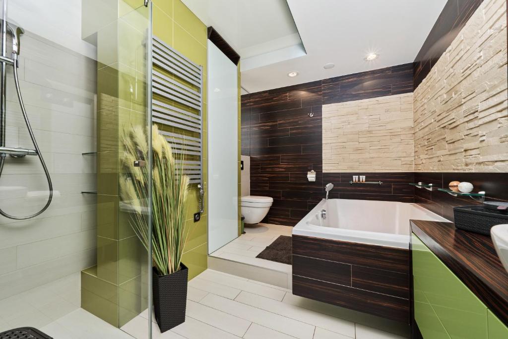Kúpeľňa v ubytovaní Luxurious Apartments Walonska with underground GARAGE by Noclegi Renters