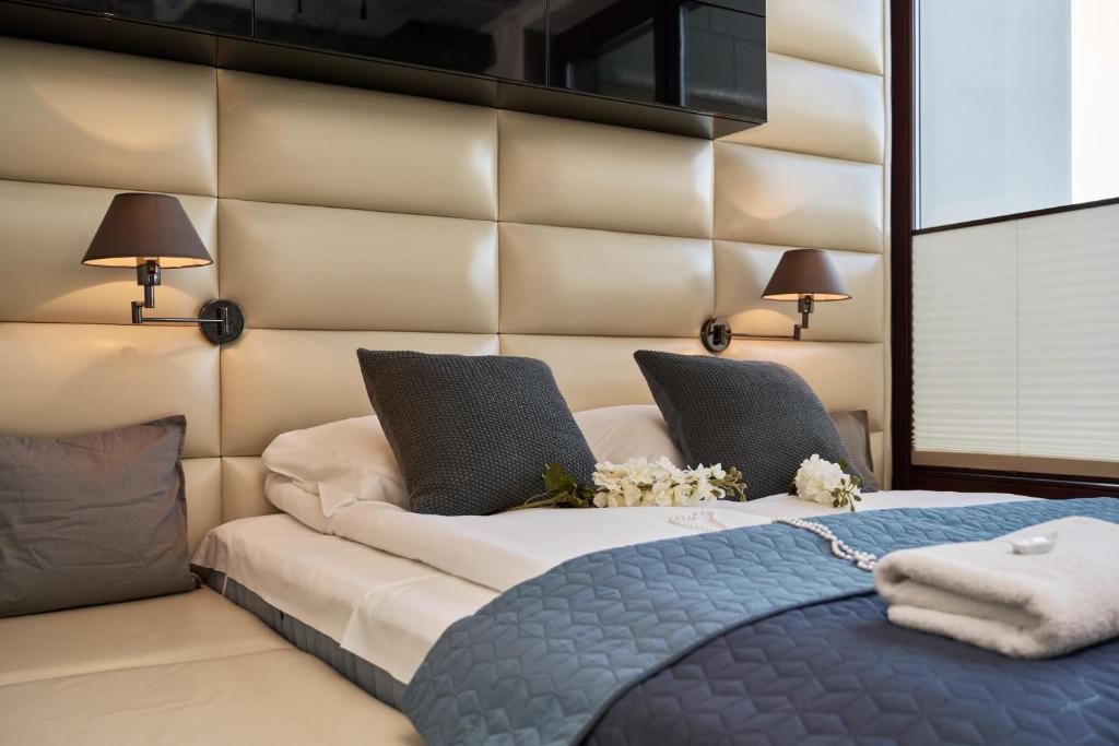 Posteľ alebo postele v izbe v ubytovaní Luxurious Apartments Walonska with underground GARAGE by Noclegi Renters