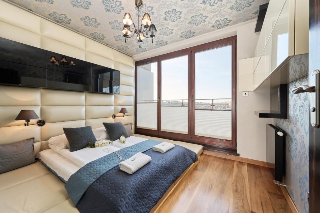 Posteľ alebo postele v izbe v ubytovaní Luxurious Apartments Walonska with underground GARAGE by Noclegi Renters