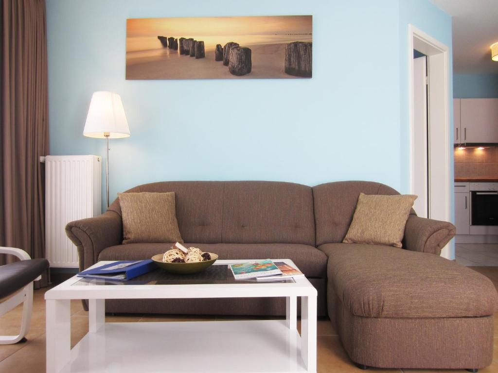ein Wohnzimmer mit einem Sofa und einem Tisch in der Unterkunft Ferienwohnung Hanna in Kühlungsborn