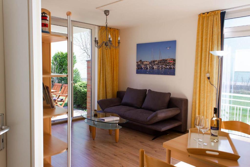 ein Wohnzimmer mit einem Sofa und einem Tisch in der Unterkunft Ferienwohnung Elke in Kühlungsborn