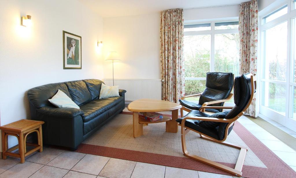 a living room with a couch and two chairs at Ferienwohnung Seitz in Kühlungsborn