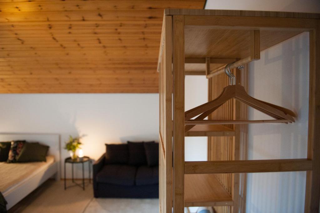 Una escalera que conduce a una cama elevada en Feinzimmer mit Feinkost & Wein, en Marquartstein