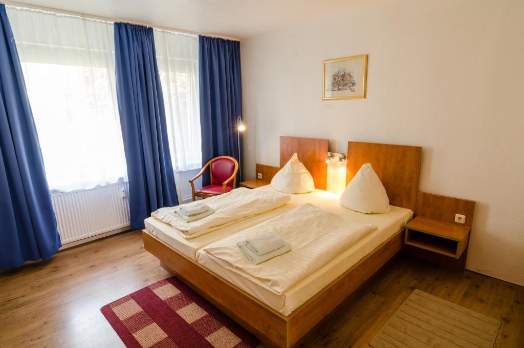 Postel nebo postele na pokoji v ubytování Altstadthotel Wienecke