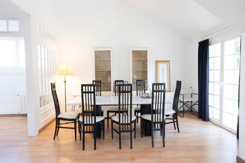 a dining room with a table and chairs at Orquideas in Cala Galdana