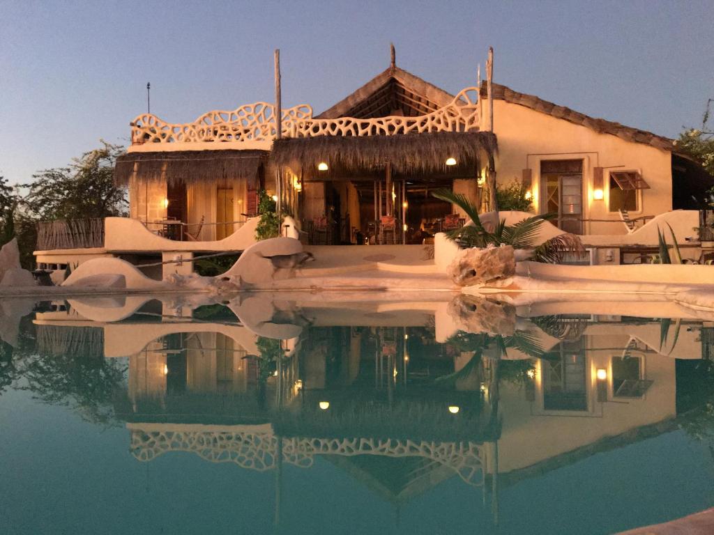 une maison avec une piscine en face de celle-ci dans l'établissement Bakuba Lodge - Le petit hôtel du Voyageur, à Ankilibe
