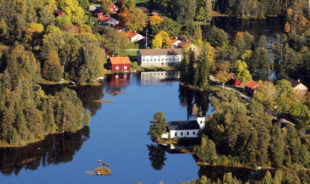 une vue aérienne sur une petite ville au bord d'un lac dans l'établissement Lugnet i Oslättfors, à Gävle