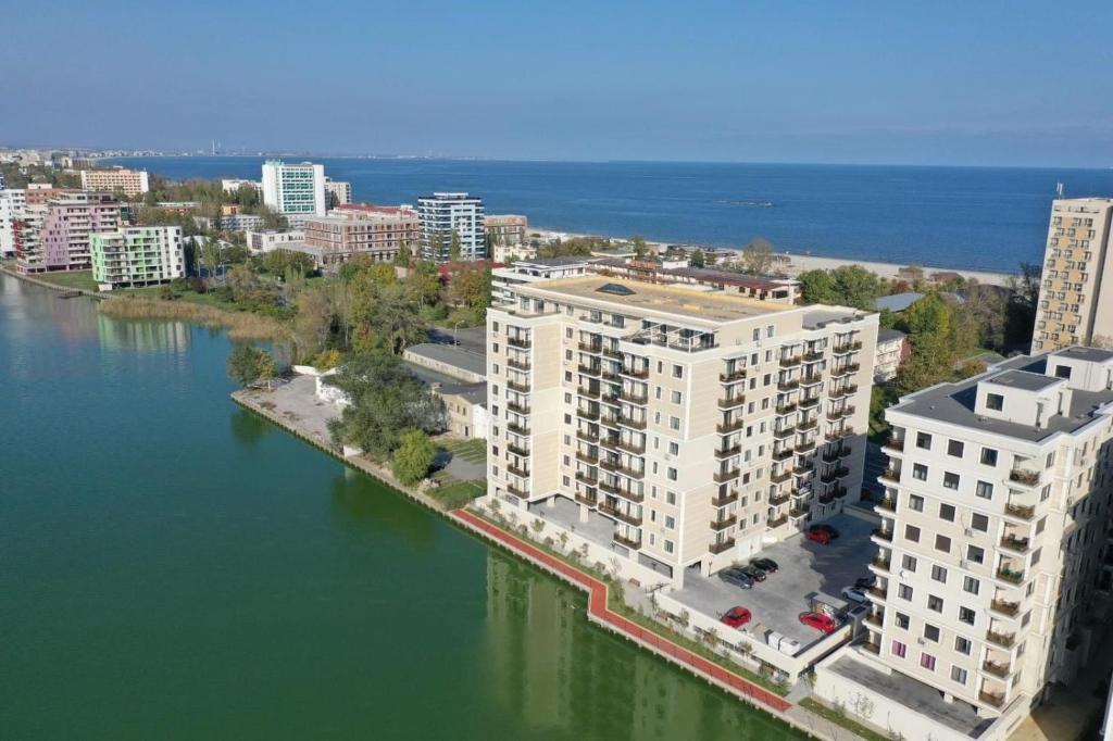uma vista aérea de uma cidade ao lado de uma massa de água em Solid Residence Sea View em Mamaia