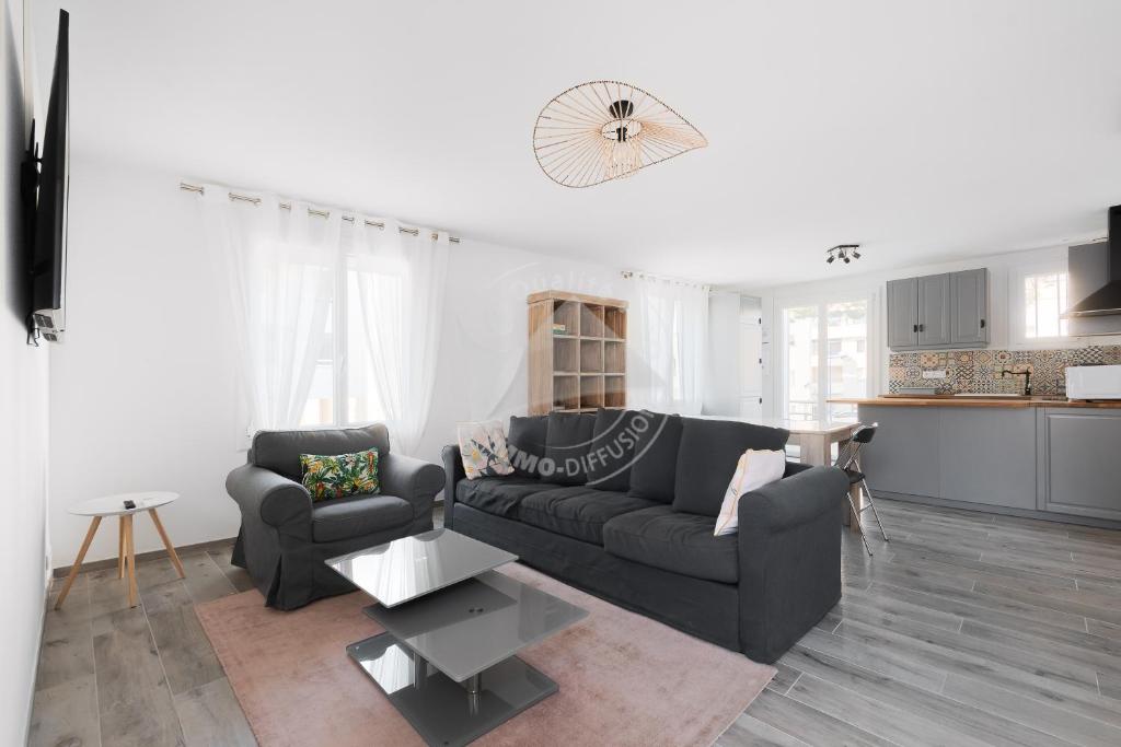 - un salon avec un canapé et une table dans l'établissement AS15280 - P3 face à la mer avec garage privé à 2 pas du Centre Ville, au Grau-du-Roi