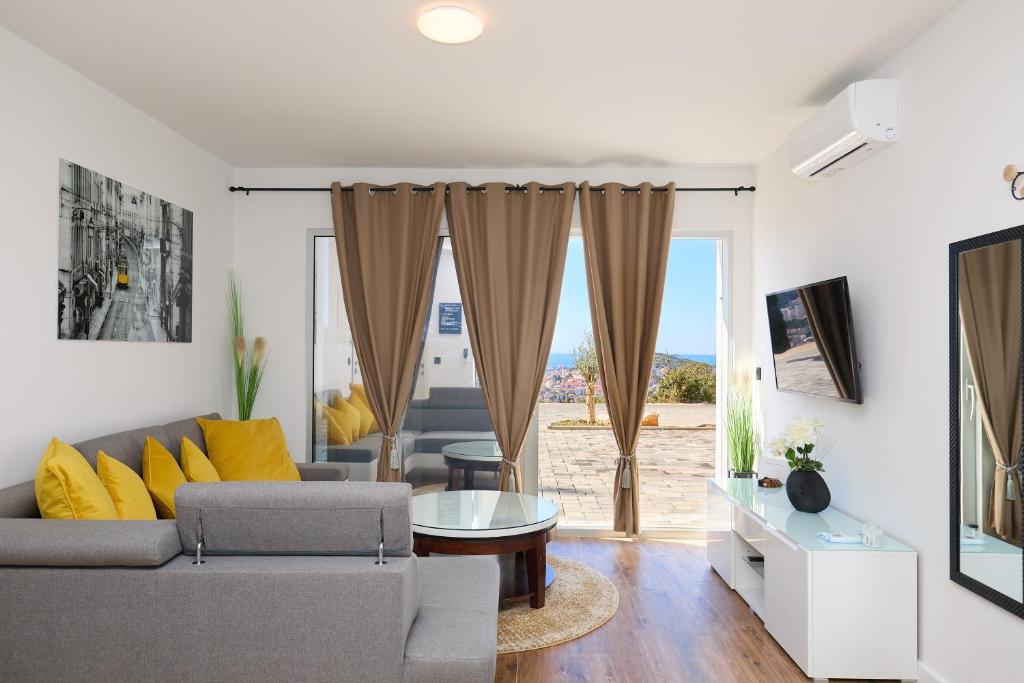een woonkamer met een bank en een tafel bij Apartment Evening Star in Dubrovnik