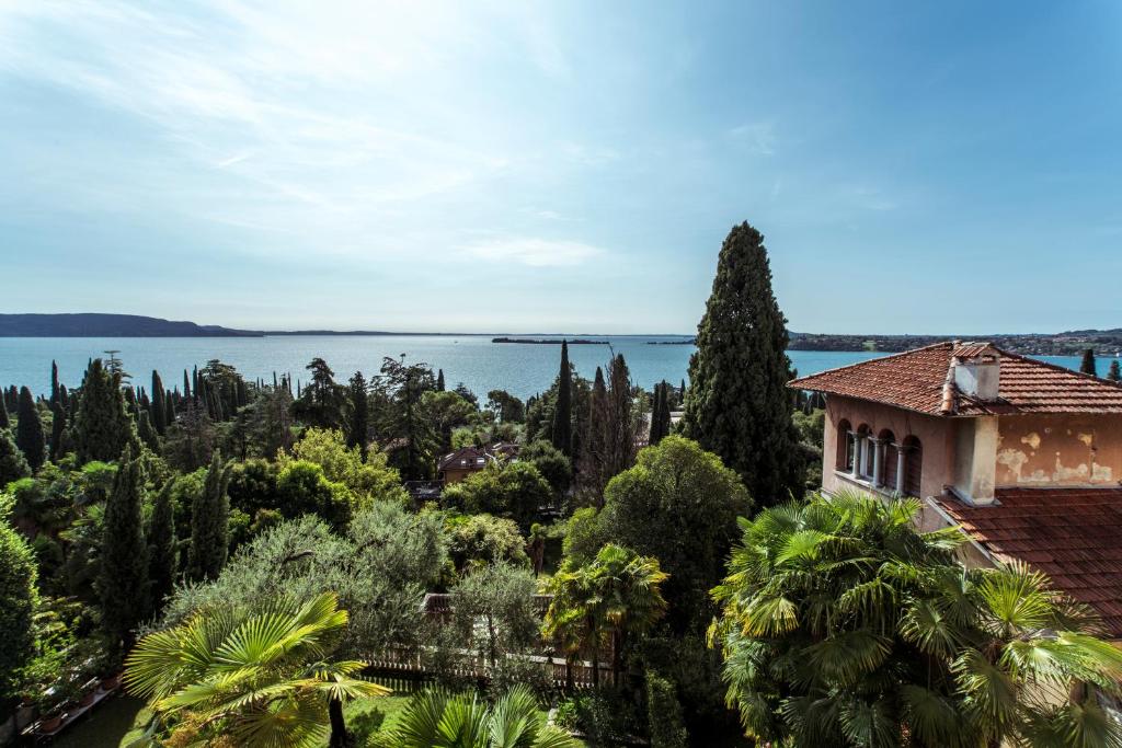 een uitzicht op het meer vanuit een huis bij Villa Glicine in Gardone Riviera