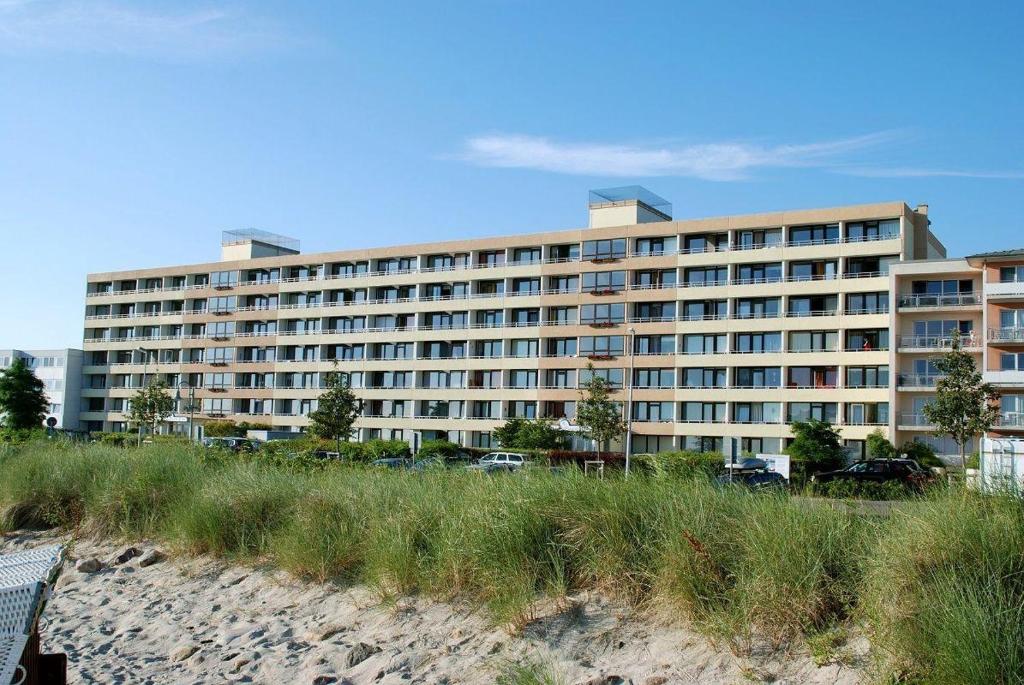 un gran edificio en la playa junto a la arena en Haus-Schoene-Aussicht-Wohnung-2-02-frische-Brise, en Heiligenhafen