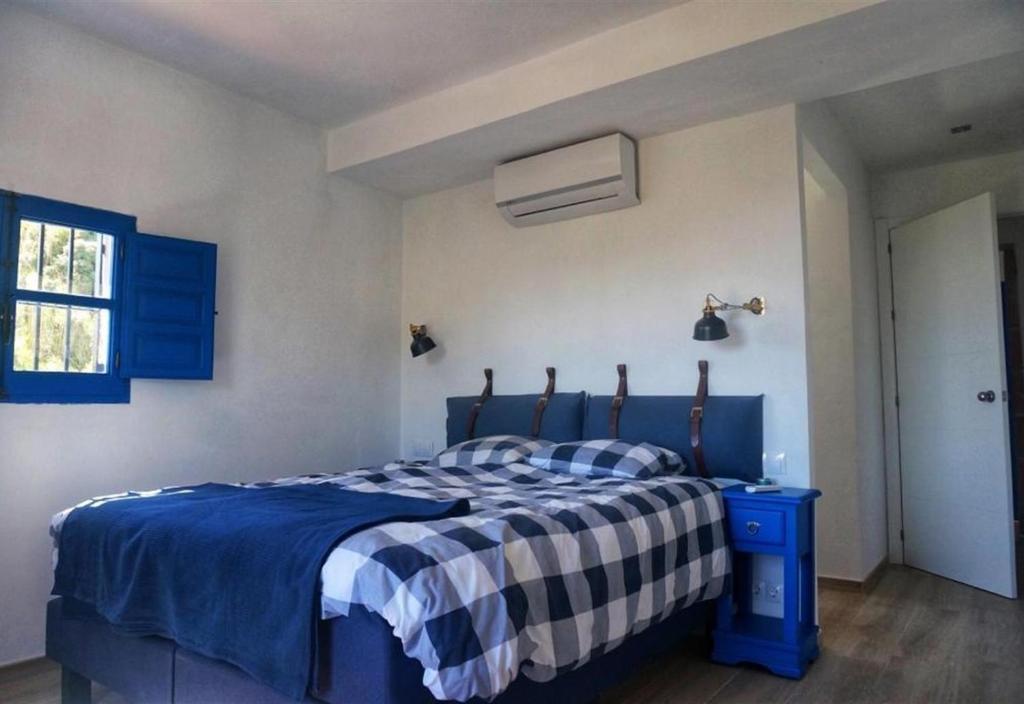 Łóżko lub łóżka w pokoju w obiekcie Algarrobo Azul