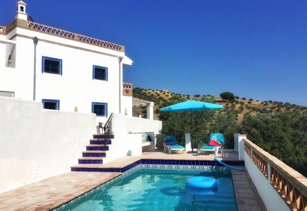 阿爾穆涅卡爾的住宿－Algarrobo Azul，一座房子,旁边设有游泳池