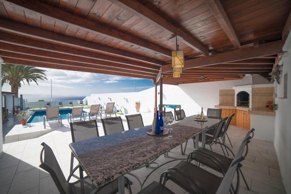 Posezení v ubytování Stunning sea view villa with 6 bedrooms & heated pool - Villa Renaissance