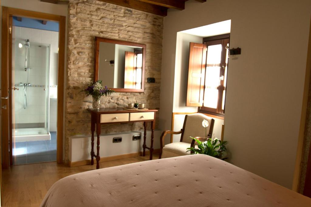 Posteľ alebo postele v izbe v ubytovaní Hostal Pension Artilleiro