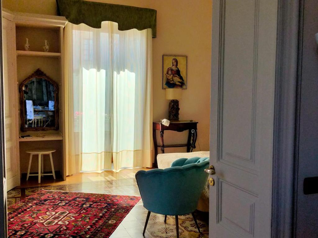 Televízia a/alebo spoločenská miestnosť v ubytovaní Crociferi B&B