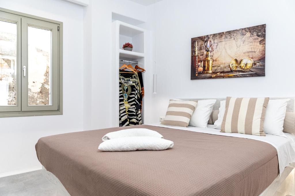 1 dormitorio con 2 camas y ventana en Depis castle Renata luxury apartments, en Naxos Chora