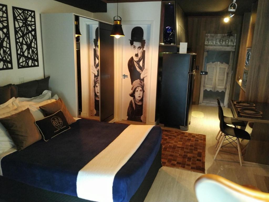 een slaapkamer met een bed en een bureau in een kamer bij The Royal 213 - Downtown República - Centro - SP in Sao Paulo