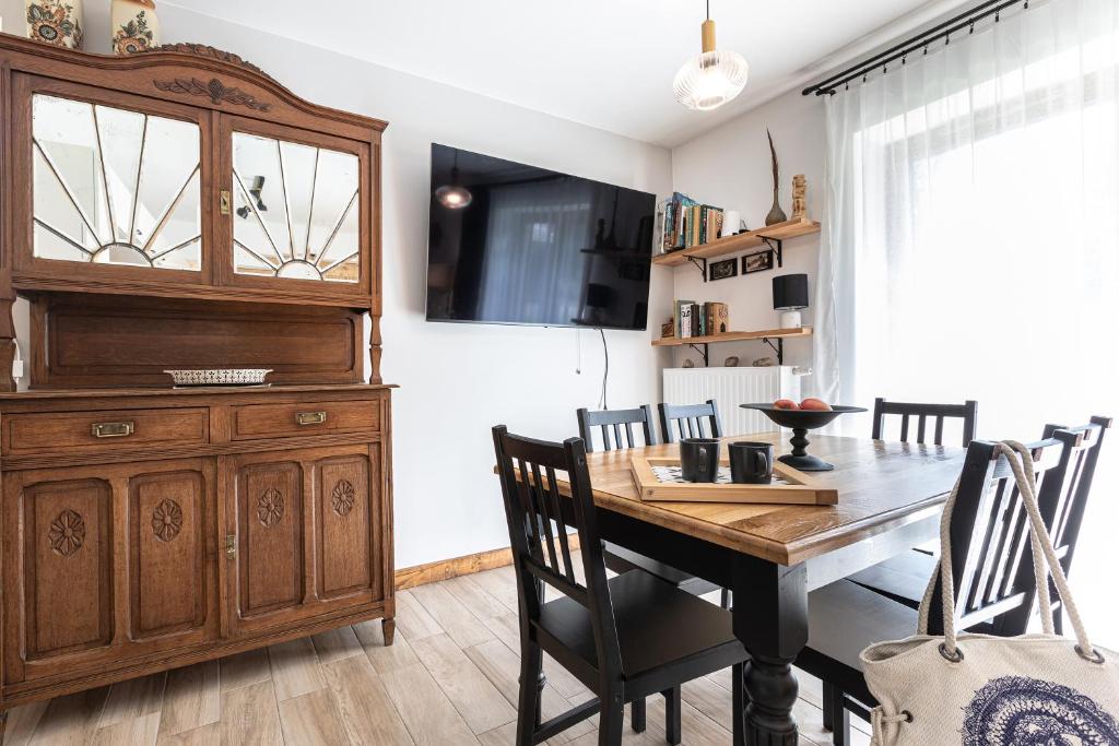 Televízia a/alebo spoločenská miestnosť v ubytovaní Apartament Słoneczne Tatry Droga na bystre 5b