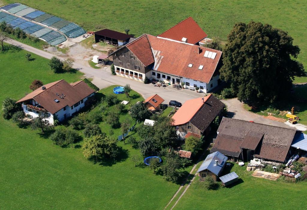 uma vista superior de uma grande casa com telhados castanhos em Mockenhof em Argenbühl