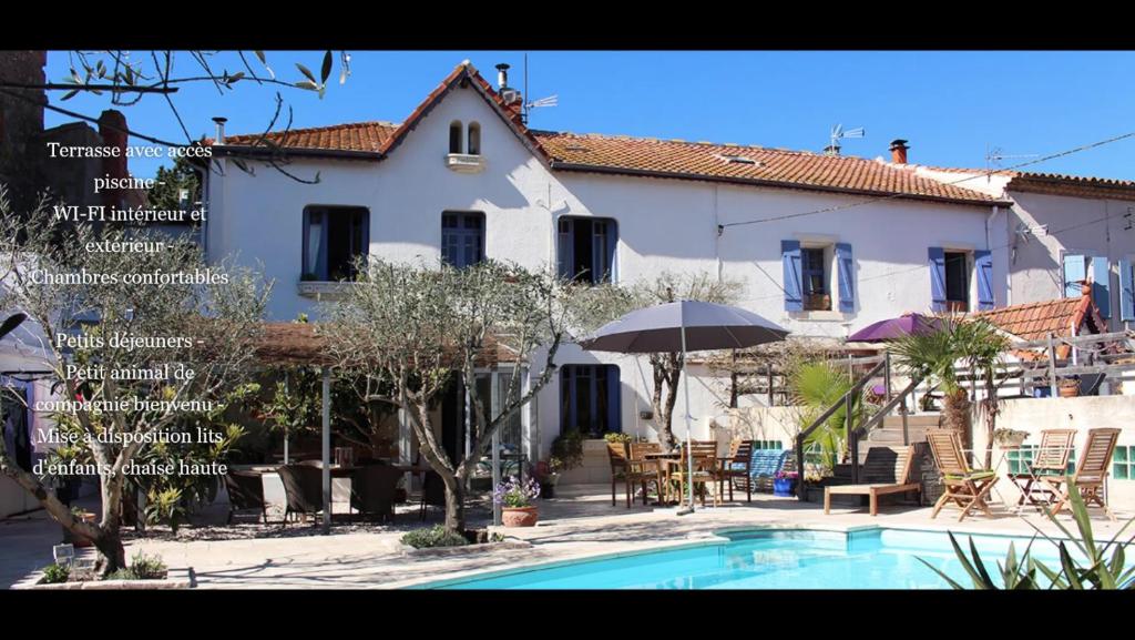uma casa e uma piscina em frente a uma casa em LE PETIT CLOS em Fontjoncouse