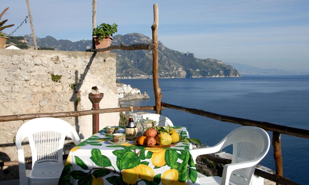 una mesa con una bandeja de fruta en el balcón en Da Rita en Amalfi