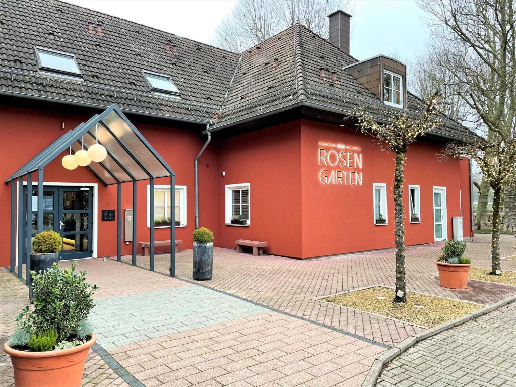 un edificio rojo con una señal que lee la cadena rusa en Hotel Rosengarten, en Zweibrücken