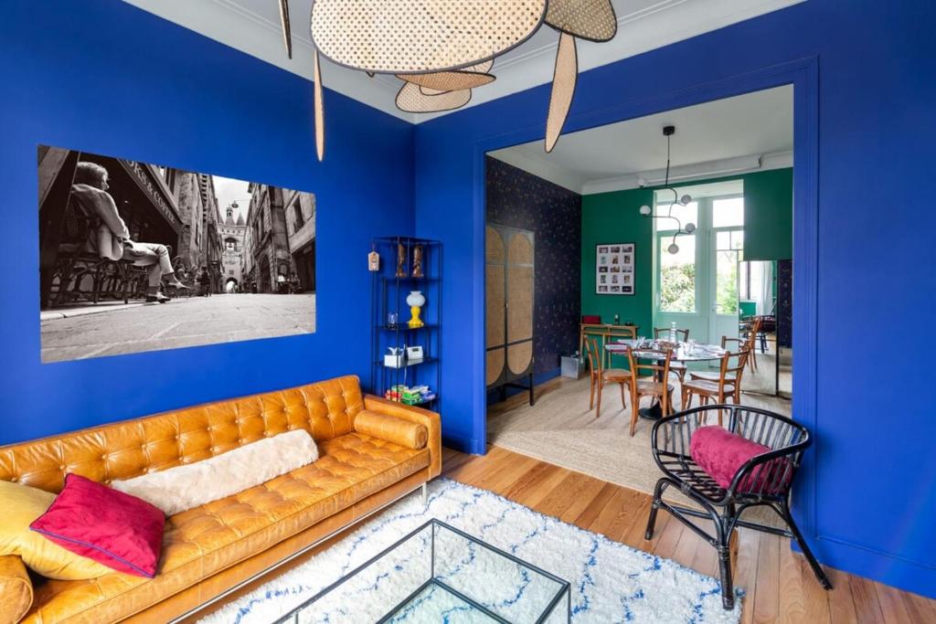 a living room with blue walls and a couch at Furnished Townhouse Ideally Located With 4 Bedrooms Large Terrace & Garden in Le Bouscat