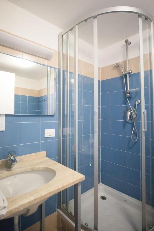 A bathroom at Ostello del Castello di Santa Severa